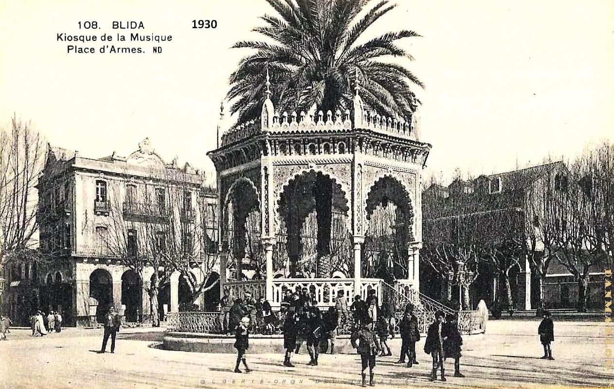 3051- Blida - Place d'Armes - Kiosque - 1930.jpg